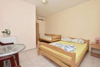 Апартаменты Apartments and Rooms Villa Mia Улцинь Трехместный номер-3