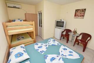 Апартаменты Apartments and Rooms Villa Mia Улцинь Стандартный четырехместный номер-3