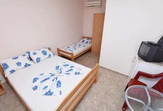 Апартаменты Apartments and Rooms Villa Mia Улцинь Cтандартный трехместный номер-1